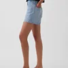 3,5" høy midje, avslappede, rette denimshorts