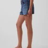 3,5" høy midje, avslappede, rette denimshorts