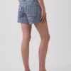 3,5" høye, avslappede, rette denimshorts i gingham-mønster