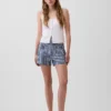 3,5" høye, avslappede, rette denimshorts i gingham-mønster