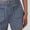 3,5" høye, avslappede, rette denimshorts i gingham-mønster
