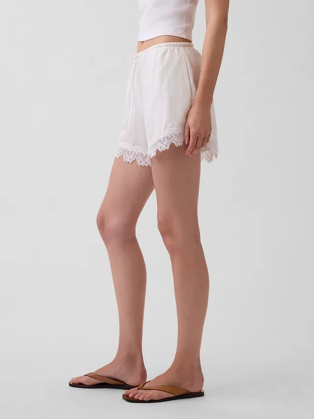 4" Shorts i linblanding med midjehøyde og blonderkant