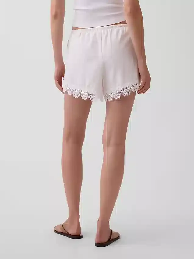 4" Shorts i linblanding med midjehøyde og blonderkant