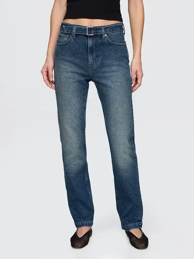 90-talls-inspirerte, slanke, rette jeans med høy midje og belte