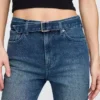 90-talls-inspirerte, slanke, rette jeans med høy midje og belte
