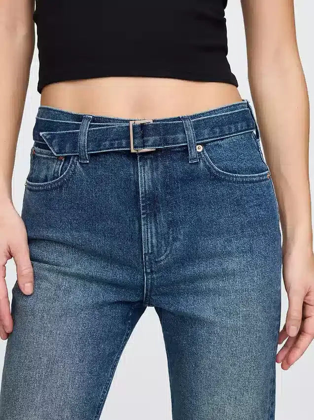 90-talls-inspirerte, slanke, rette jeans med høy midje og belte