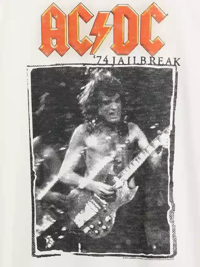 AC/DC T-skjorte med grafisk trykk i avslappet passform