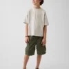 Avslappede, enkle cargoshorts for barn