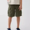 Avslappede, enkle cargoshorts for barn