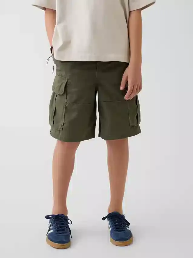 Avslappede, enkle cargoshorts for barn