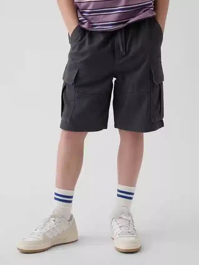 Avslappede, enkle cargoshorts for barn
