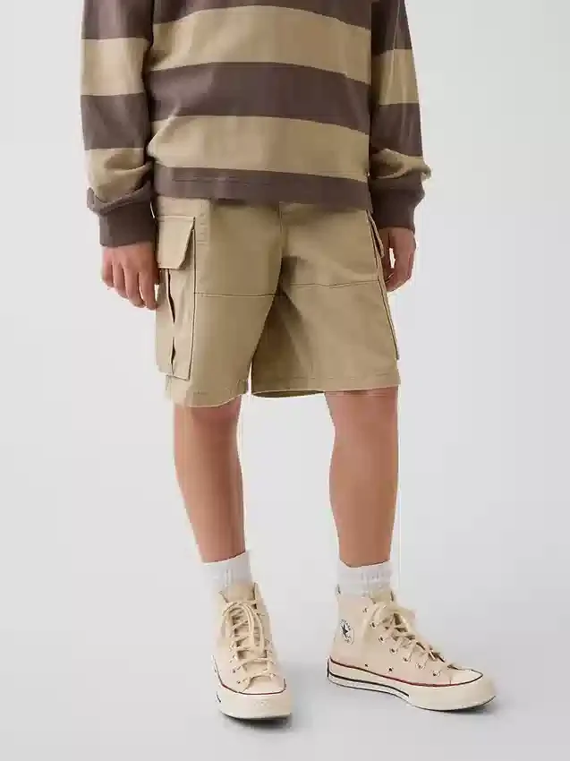 Avslappede, enkle cargoshorts for barn