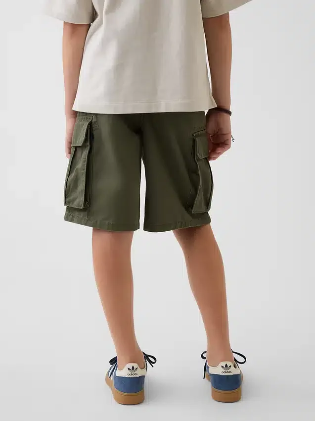 Avslappede, enkle cargoshorts for barn
