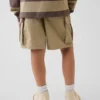 Avslappede, enkle cargoshorts for barn