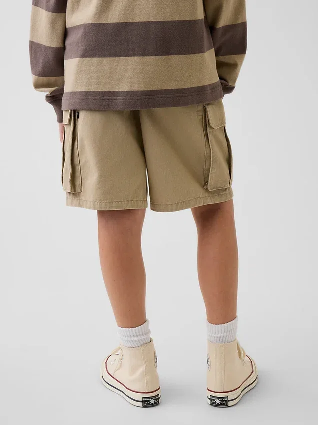 Avslappede, enkle cargoshorts for barn