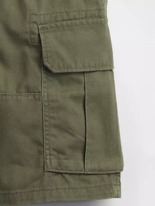 Avslappede, enkle cargoshorts for barn