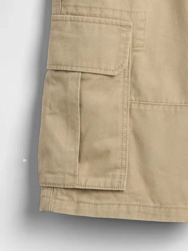 Avslappede, enkle cargoshorts for barn