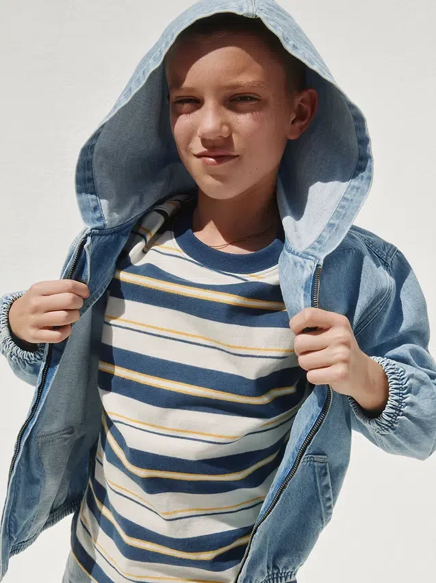 Avslappet denimjakke med hette for barn