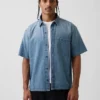 Avslappet denimskjorte