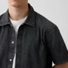 Avslappet denimskjorte
