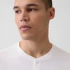 Avslappet Henley-T-skjorte