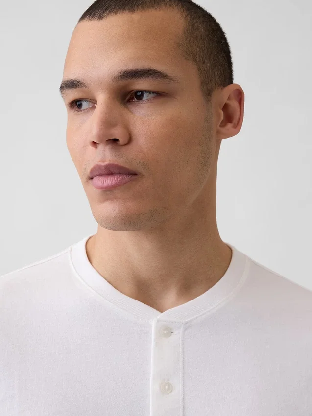 Avslappet Henley-T-skjorte