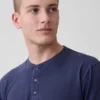 Avslappet Henley-T-skjorte