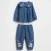 Baby-antrekk i blomstret denim