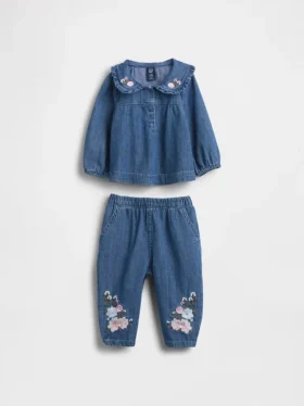 Baby-antrekk i blomstret denim