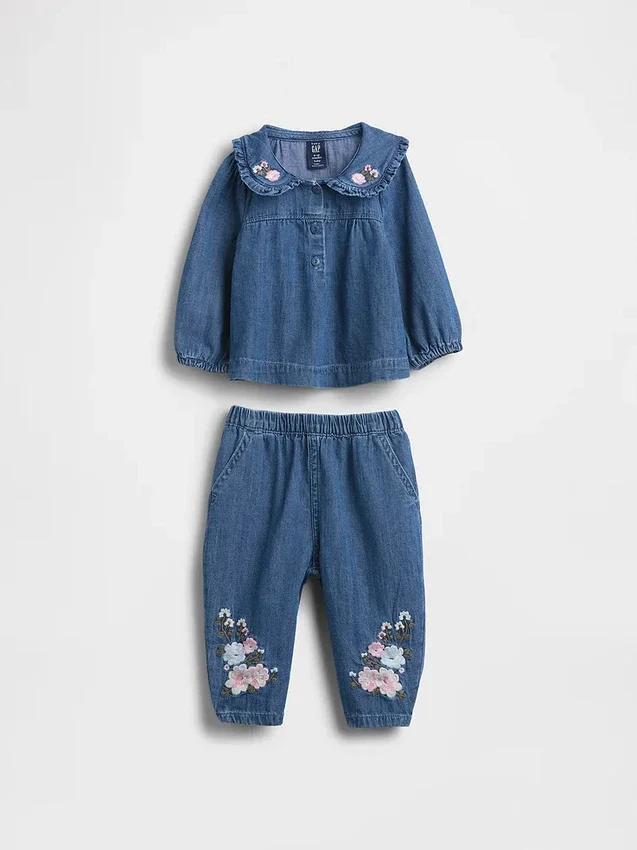 Baby-antrekk i blomstret denim