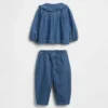 Baby-antrekk i blomstret denim