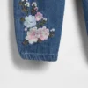 Baby-antrekk i blomstret denim