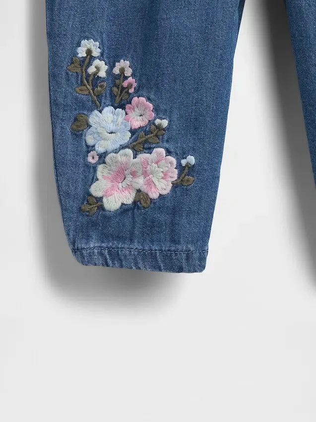 Baby-antrekk i blomstret denim