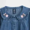 Baby-antrekk i blomstret denim