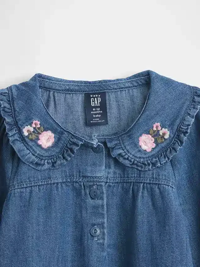 Baby-antrekk i blomstret denim