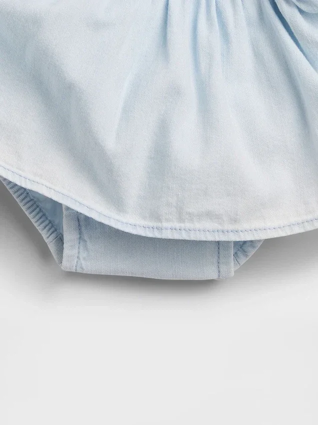Baby-antrekk i denim med sløyfe