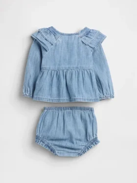 Baby-antrekk i denim med volanger
