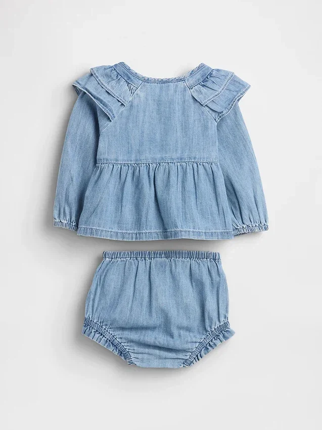 Baby-antrekk i denim med volanger