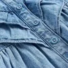 Baby-antrekk i denim med volanger