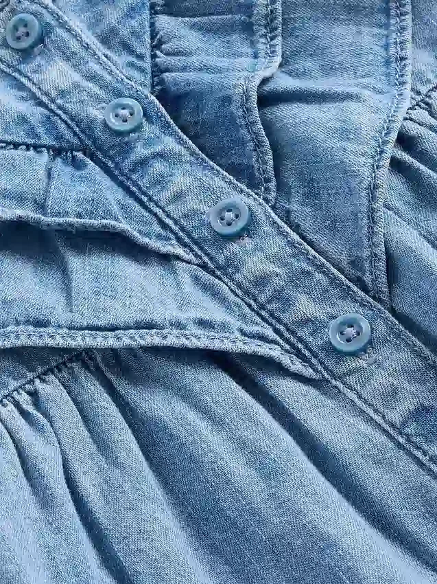 Baby-antrekk i denim med volanger