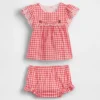Baby-antrekk i gingham med hullmønster