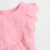 Baby-antrekk med hullmønster og volanger