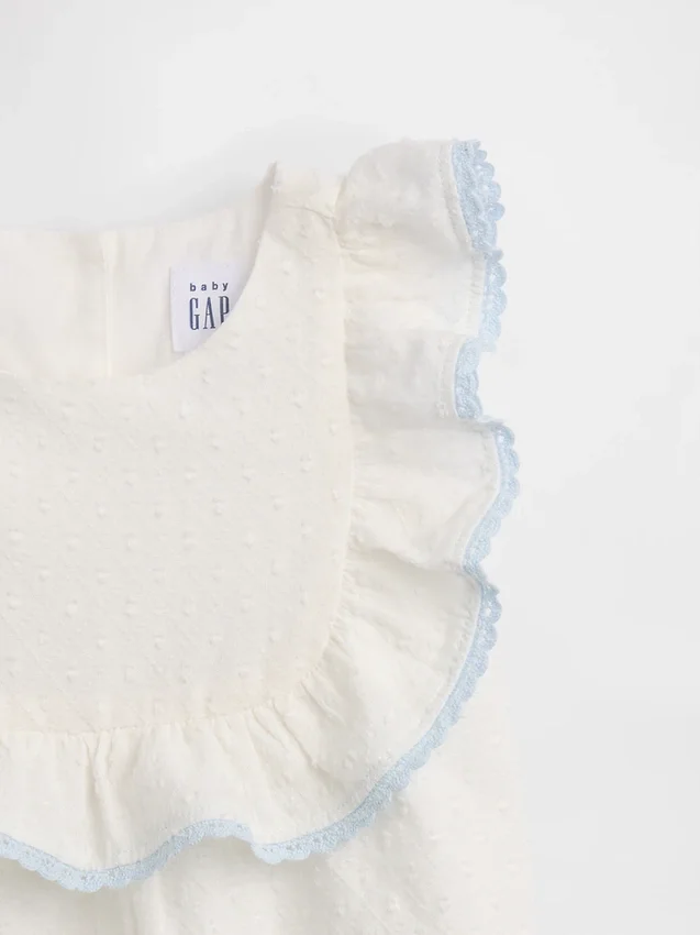 Baby-antrekk med smekke med hullmønster