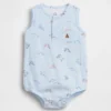 Baby-body i bomullsgas med Henley-hals og lomme