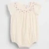 Baby-body med smock og blomstermønster