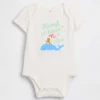 Baby First Favorites body i økologisk bomull med grafisk trykk