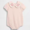 Baby-genser med brodert krage