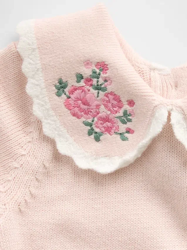 Baby-genser med brodert krage