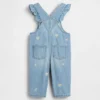 Baby-overalls i denim med brodert blomstermønster