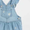Baby-overalls i denim med brodert blomstermønster